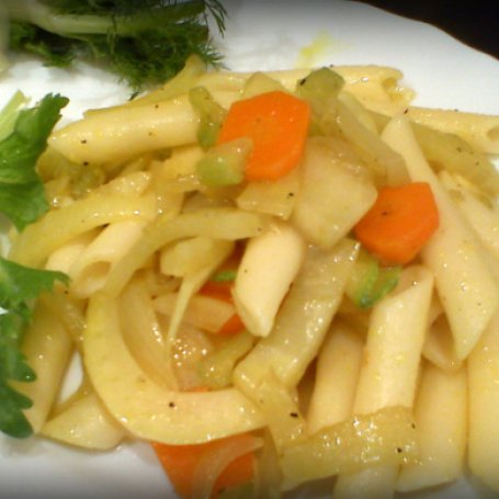Krok 5 - Makaron penne z marchewką i koprem włoskim foto