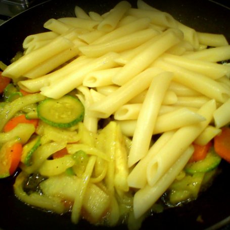 Krok 4 - Makaron penne z marchewką i koprem włoskim foto