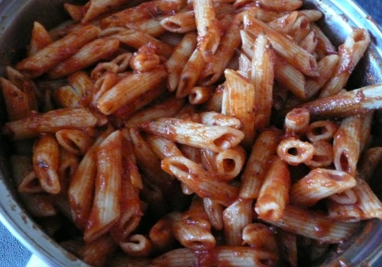 Makaron penne z sosem pomidorowym. foto