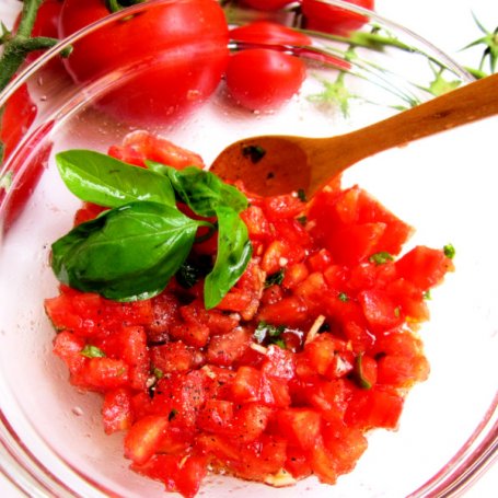 Krok 1 - Makaron penne ze świeżymi pomidorami i bazylią /crudaiola/ foto