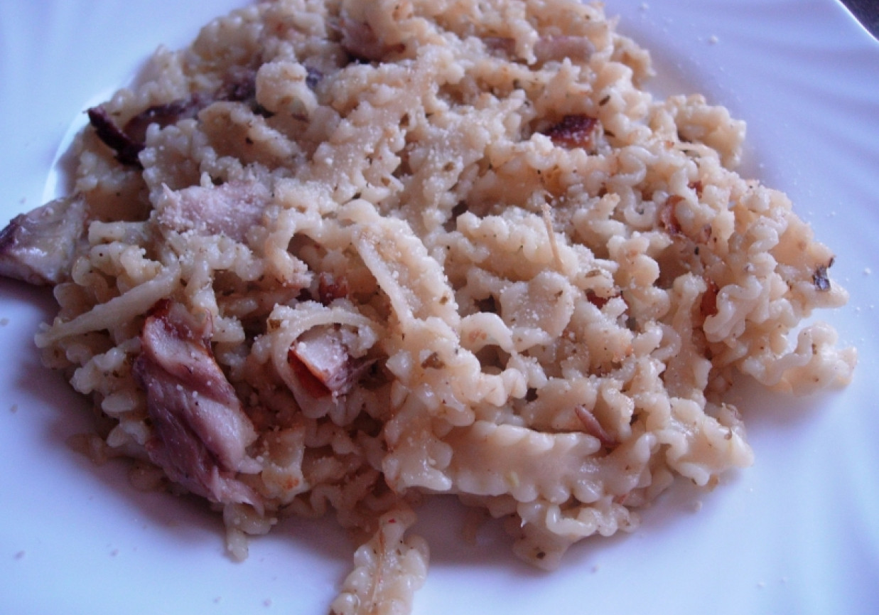 Makaron pesto z rybą wędzoną foto