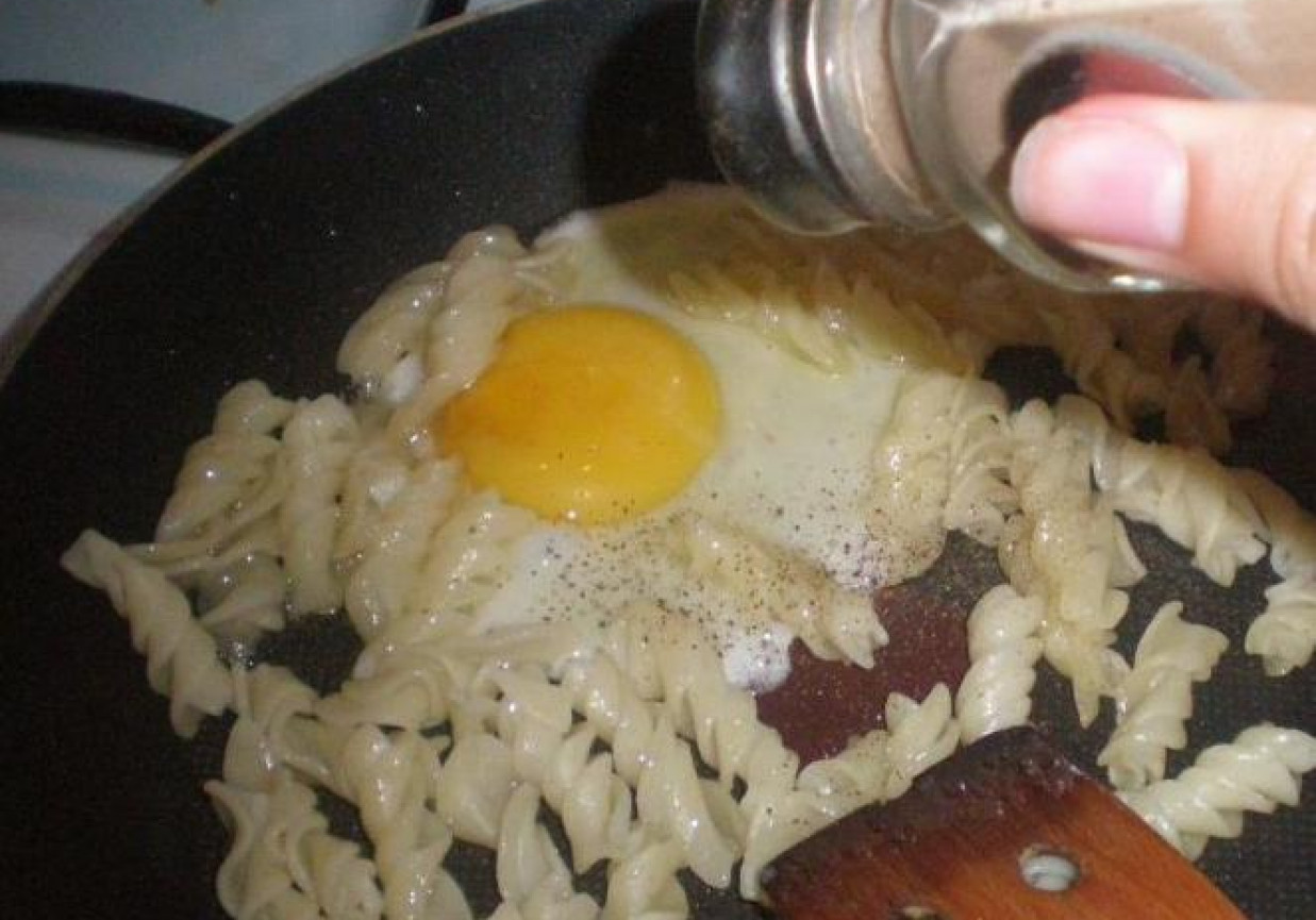 Makaron podsmażany z jajkiem i szczypiorkiem foto
