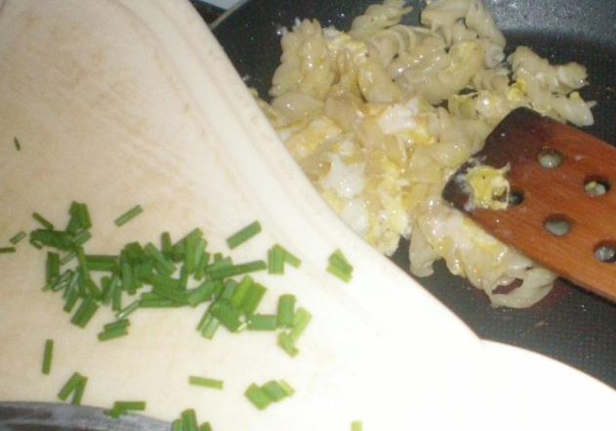 Makaron podsmażany z jajkiem i szczypiorkiem foto