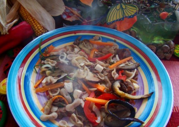 Fotografia przedstawiająca Makaron razowy z  mięsem ,bakłażanem i sosem chili słodkim
