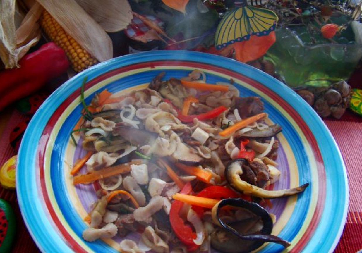 Makaron razowy z  mięsem ,bakłażanem i sosem chili słodkim foto