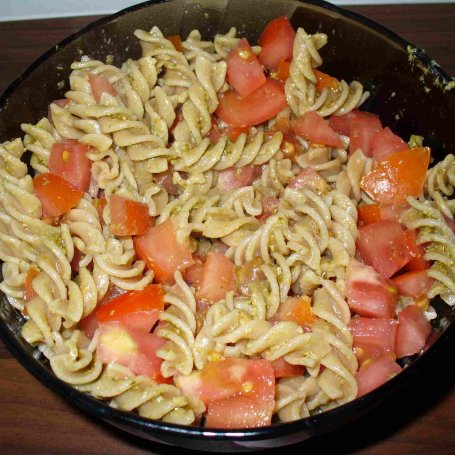 Krok 3 - Makaron razowy z pesto i pomidorami foto