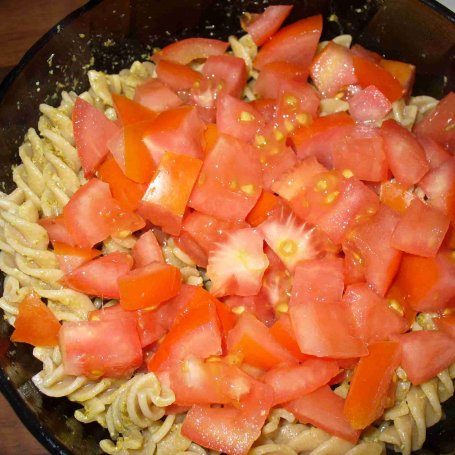Krok 2 - Makaron razowy z pesto i pomidorami foto