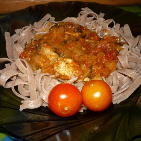 Krok 9 - Makaron razowy z sosem pomidorowym i kawałkami kurczaka. foto