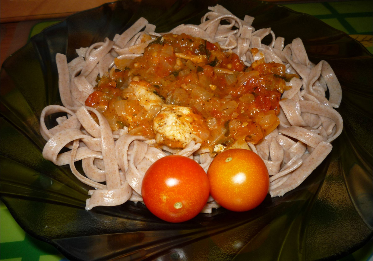 Makaron razowy z sosem pomidorowym i kawałkami kurczaka. foto