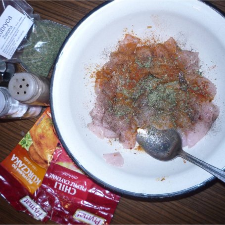Krok 1 - Makaron razowy z sosem pomidorowym i kawałkami kurczaka. foto