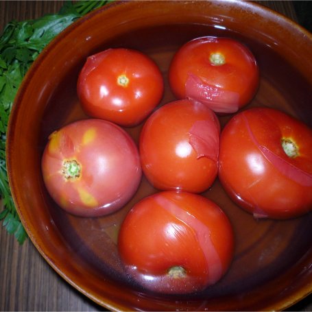 Krok 3 - Makaron razowy z sosem pomidorowym i kawałkami kurczaka. foto