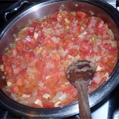 Krok 5 - Makaron razowy z sosem pomidorowym i kawałkami kurczaka. foto