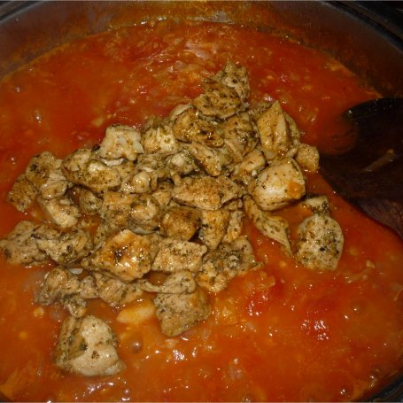 Krok 6 - Makaron razowy z sosem pomidorowym i kawałkami kurczaka. foto