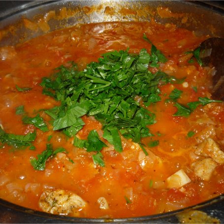 Krok 7 - Makaron razowy z sosem pomidorowym i kawałkami kurczaka. foto