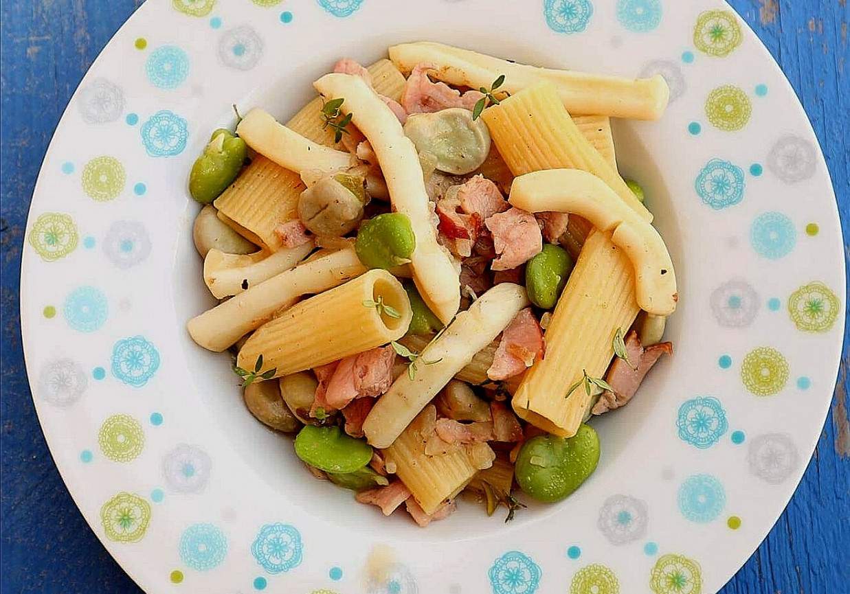 Makaron rigatoni z bobem i kalmarami DoradcaSmaku.pl