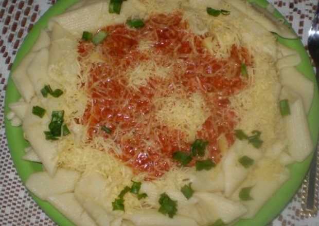 Fotografia przedstawiająca Makaron rigatoni z sosem wzorowanym na  bolognese: