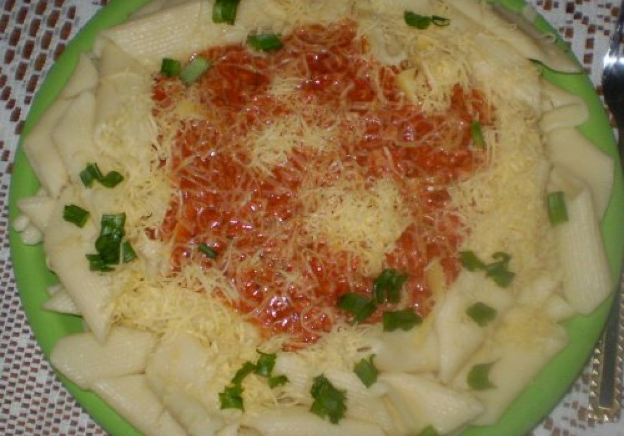 Makaron rigatoni z sosem wzorowanym na  bolognese: foto