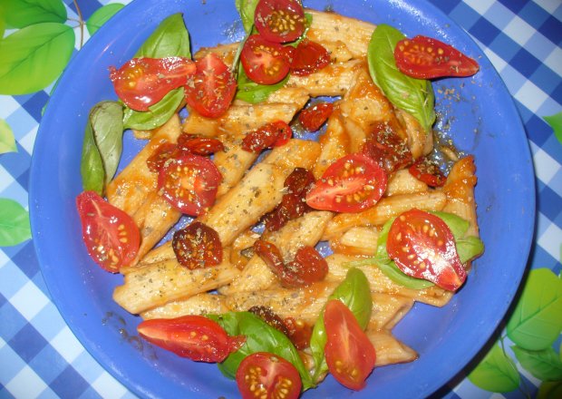 Fotografia przedstawiająca Makaron rurki  w sosie z pomidorkami  i bazylią