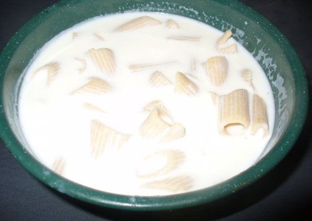 Fotografia przedstawiająca Makaron rurki z mlekiem