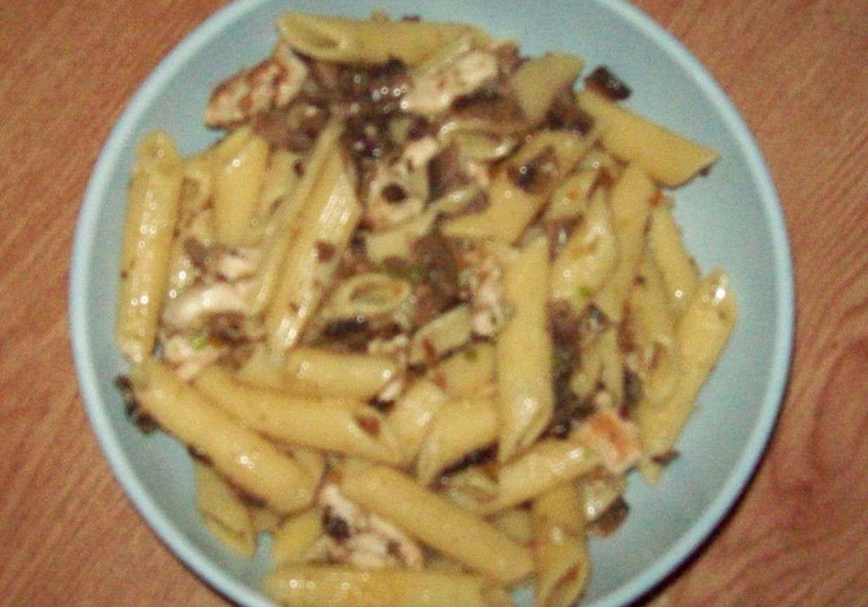 Makaron rurki z piersią z kurczaka, pieczarkami i pietruszką