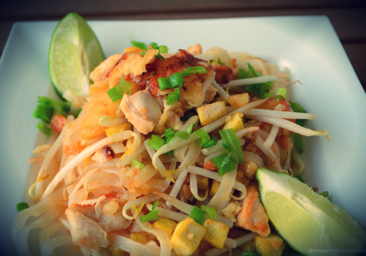 Makaron ryżowy po tajsku z kurczakiem w cieście naleśnikowym foto