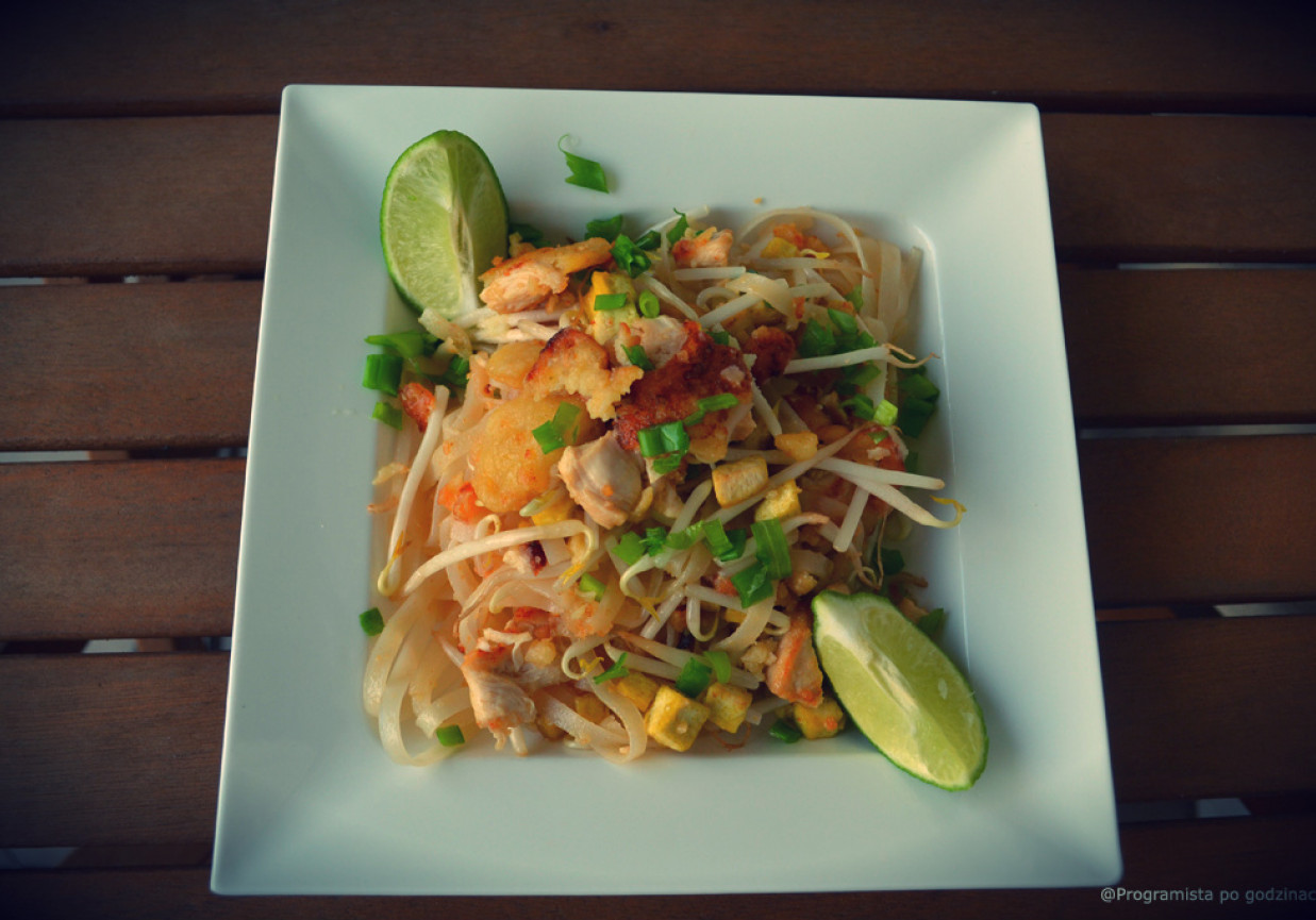 Makaron ryżowy po tajsku z kurczakiem w cieście naleśnikowym foto