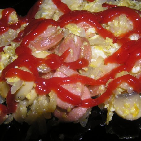 Krok 5 - Makaron ryżowy smażony z parówką i gorgonzolą foto