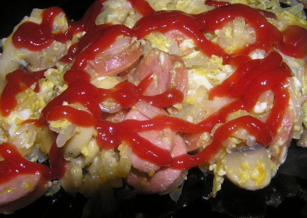 Fotografia przedstawiająca Makaron ryżowy smażony z parówką i gorgonzolą