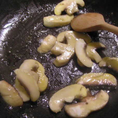 Krok 1 - Makaron ryżowy smażony z parówką i gorgonzolą foto