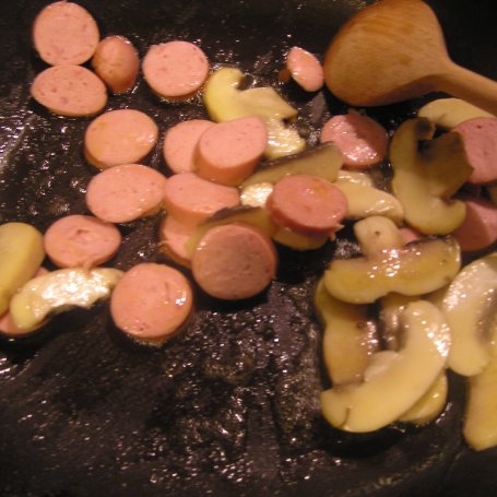 Krok 2 - Makaron ryżowy smażony z parówką i gorgonzolą foto