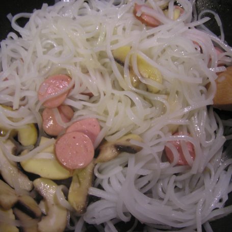 Krok 3 - Makaron ryżowy smażony z parówką i gorgonzolą foto