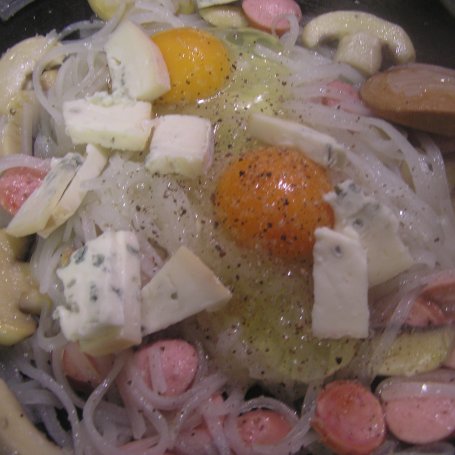 Krok 4 - Makaron ryżowy smażony z parówką i gorgonzolą foto