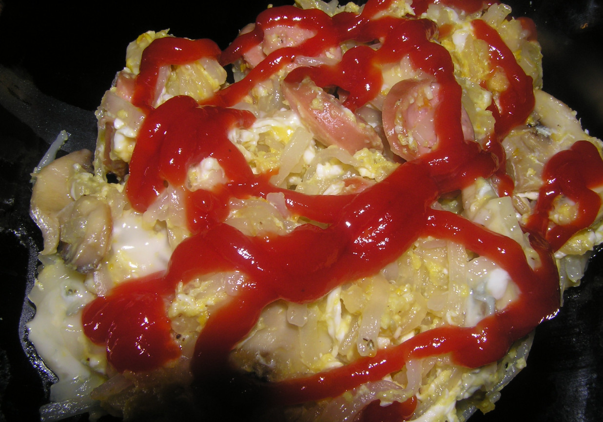 Makaron ryżowy smażony z parówką i gorgonzolą foto