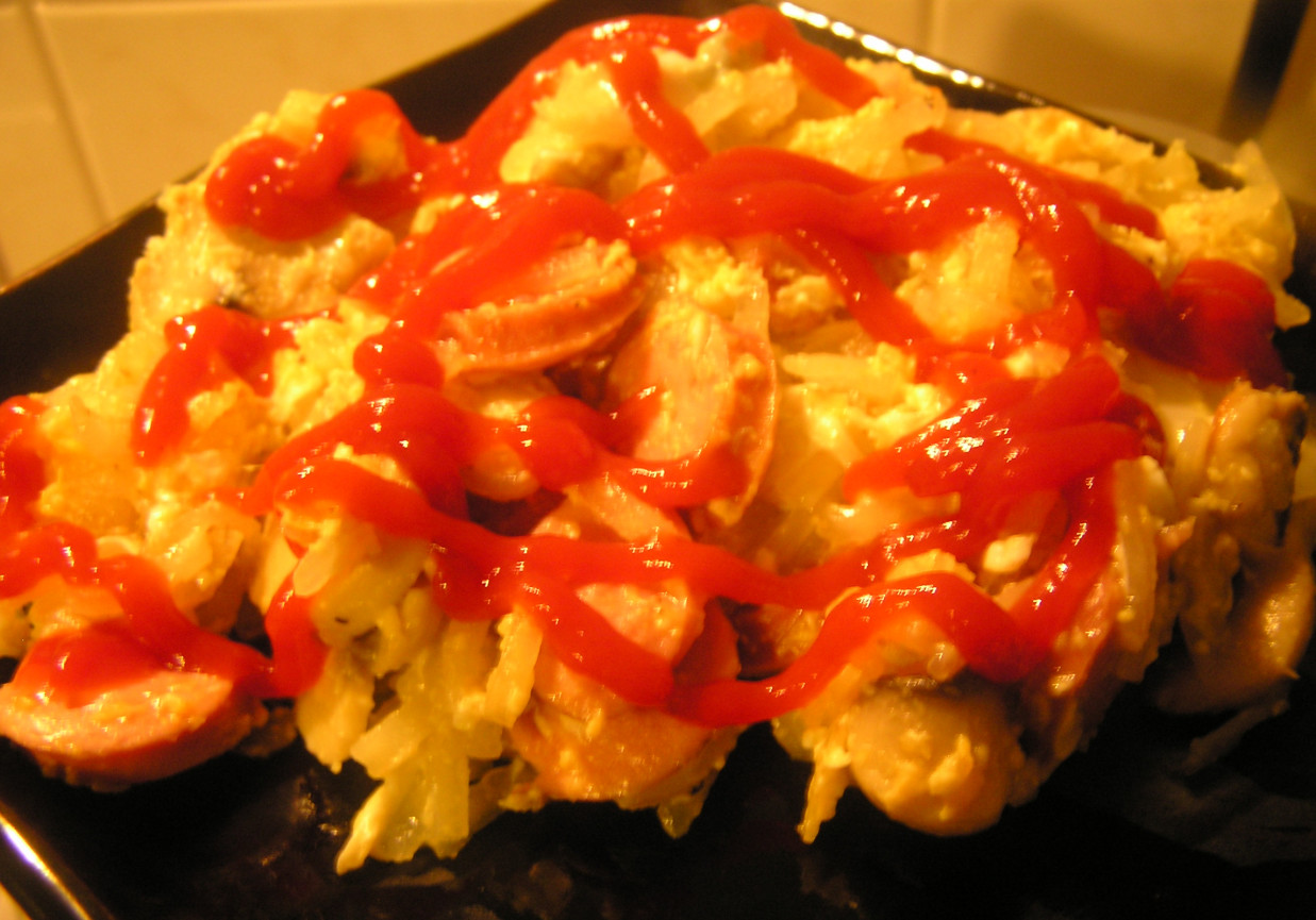 Makaron ryżowy smażony z parówką i gorgonzolą foto