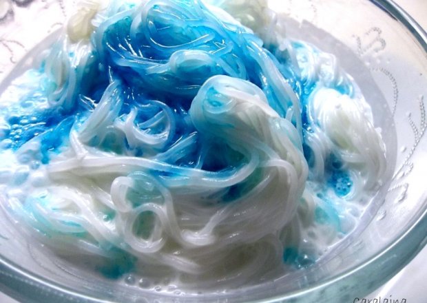Fotografia przedstawiająca makaron ryżowy w jogurcie z syropem