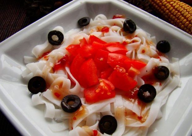 Fotografia przedstawiająca Makaron ryżowy w sosie słodkim chilli z pomidorami i oliwkami