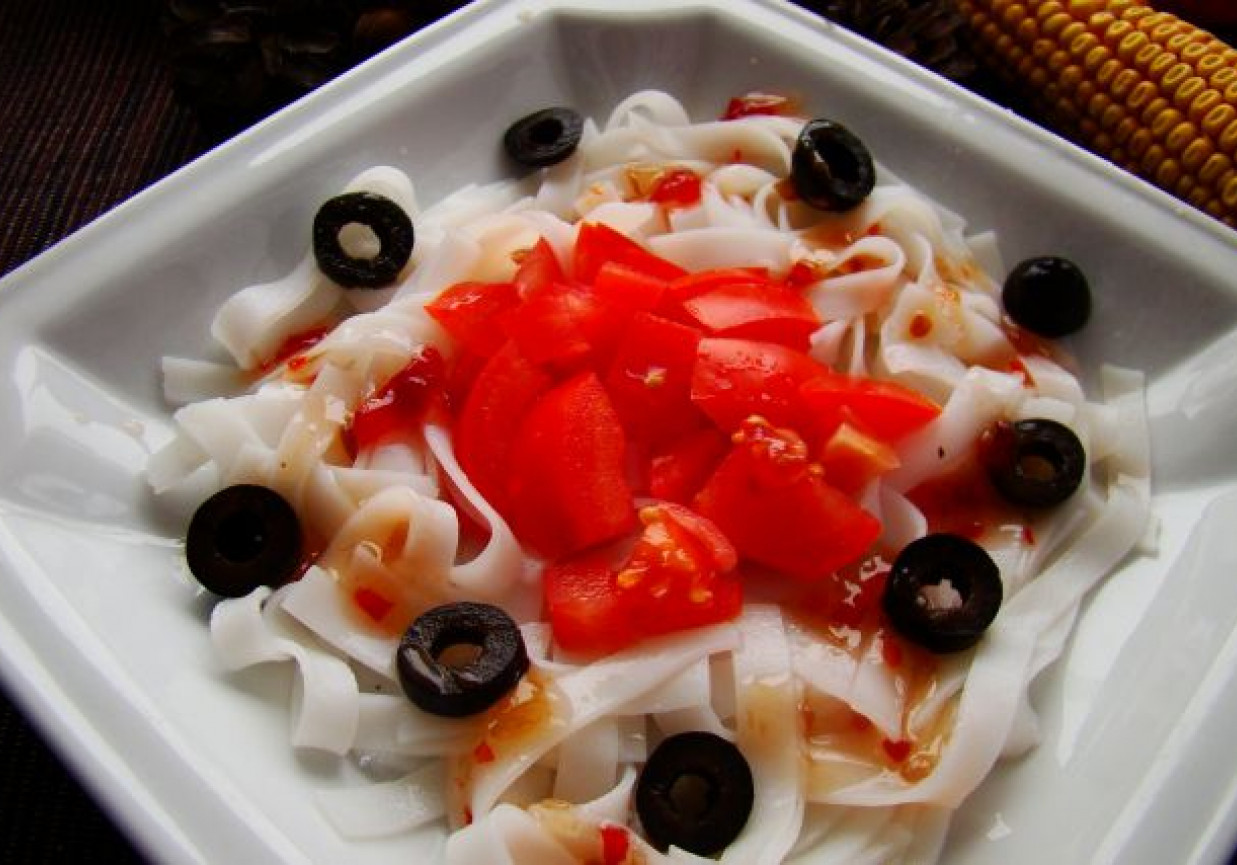 Makaron ryżowy w sosie słodkim chilli z pomidorami i oliwkami foto