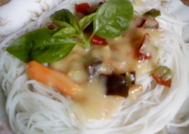 Fotografia przedstawiająca Makaron ryżowy w sosie z warzywami