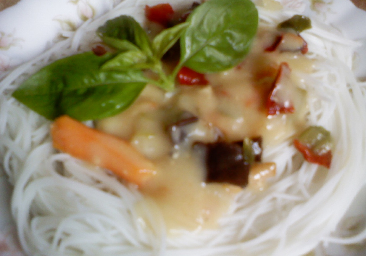 Makaron ryżowy w sosie z warzywami foto