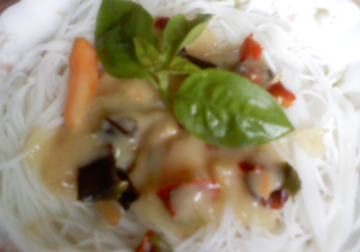Makaron ryżowy w sosie z warzywami foto