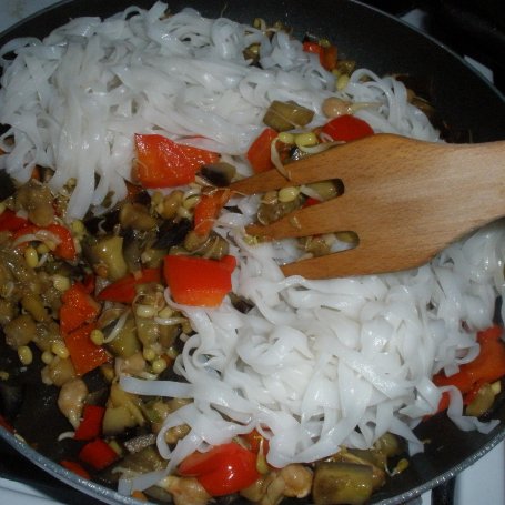 Krok 4 - Makaron ryżowy z bakłażanem, papryką, kiełkami Stir Fry i imbirem foto