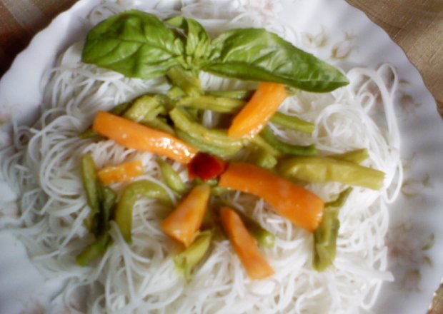 Fotografia przedstawiająca Makaron ryżowy z gotowanymi warzywami