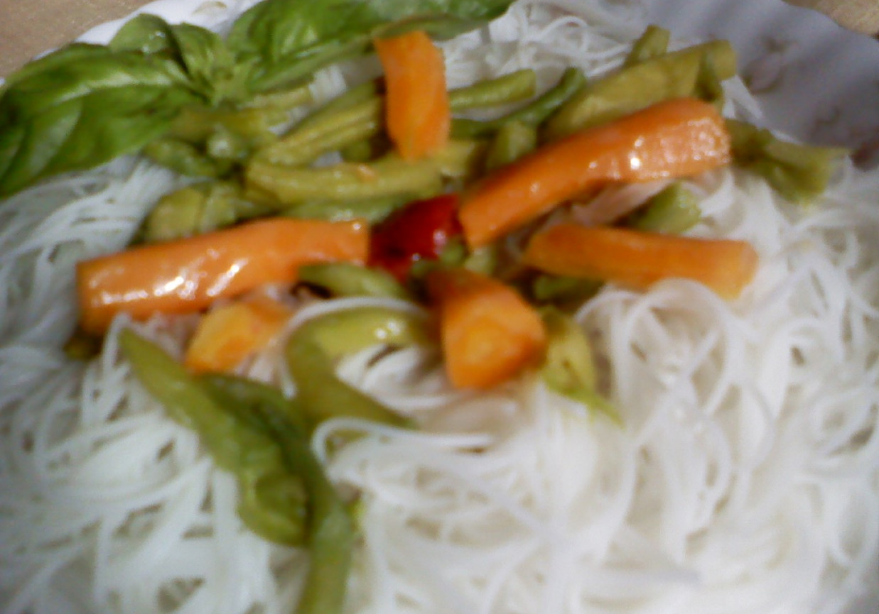 Makaron ryżowy z gotowanymi warzywami foto