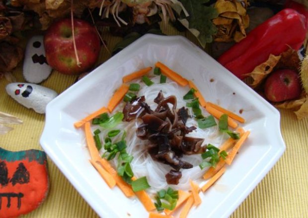 Fotografia przedstawiająca Makaron ryżowy z grzybkami mun i grzybowym sosem sojowym