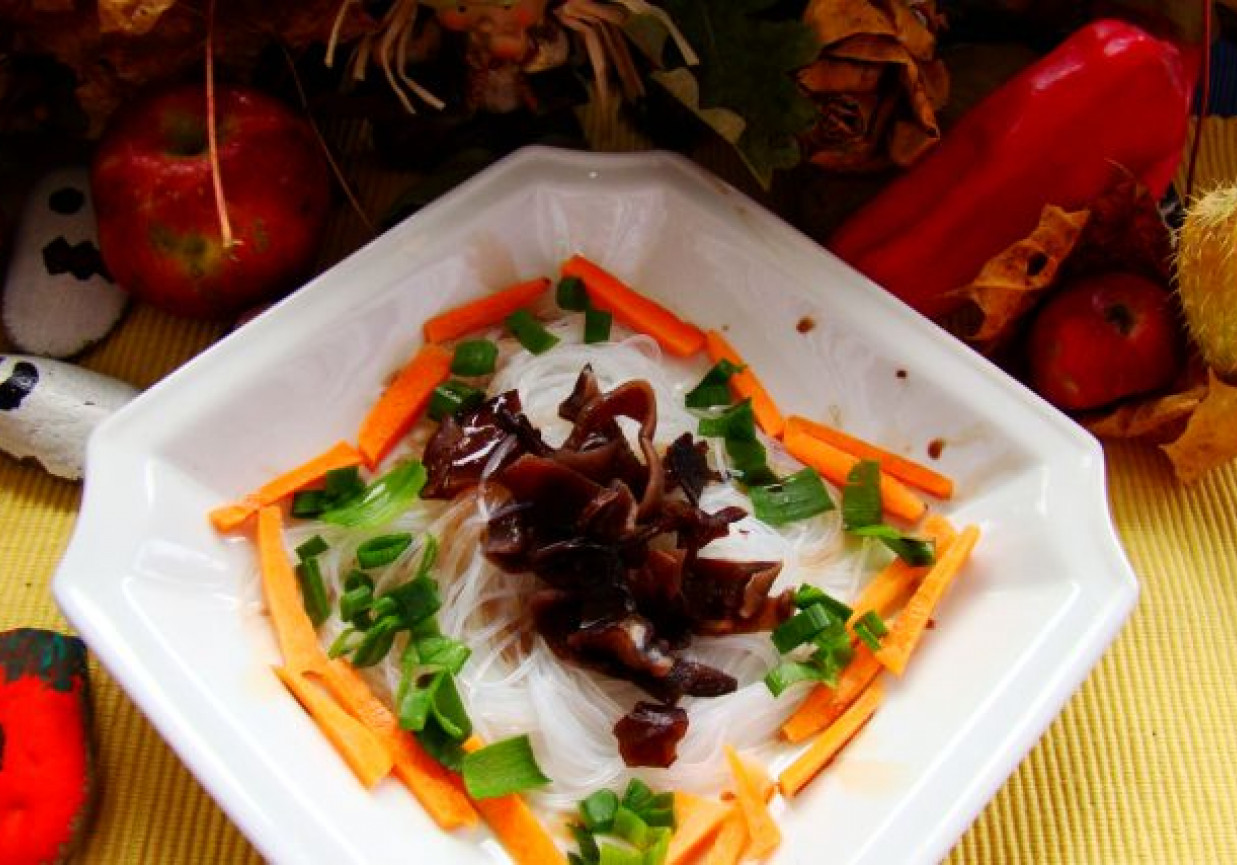 Makaron ryżowy z grzybkami mun i grzybowym sosem sojowym foto