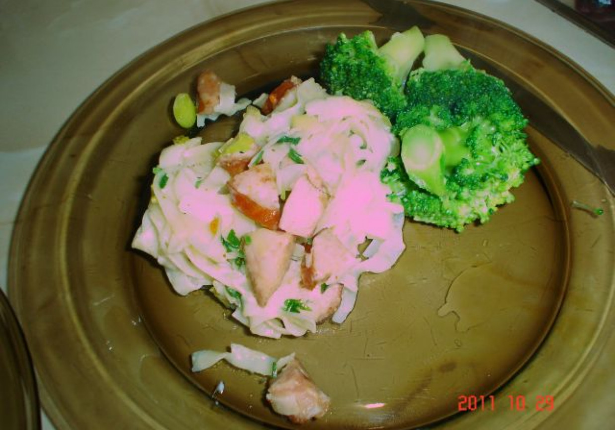 Makaron ryżowy z kiełbasą podany z brokułami foto