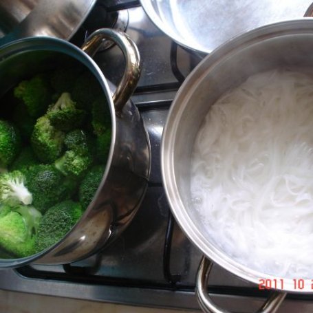 Krok 1 - Makaron ryżowy z kiełbasą podany z brokułami foto
