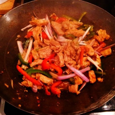Krok 2 - Makaron ryżowy z kurczakiem i warzywami po chińsku foto