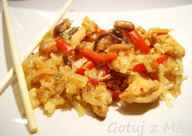 Fotografia przedstawiająca Makaron ryżowy z kurczakiem i warzywami
