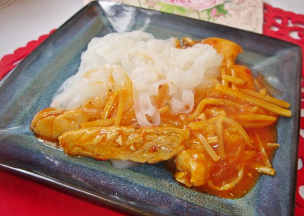Fotografia przedstawiająca Makaron ryżowy z kurczakiem w słodkim sosie chilli